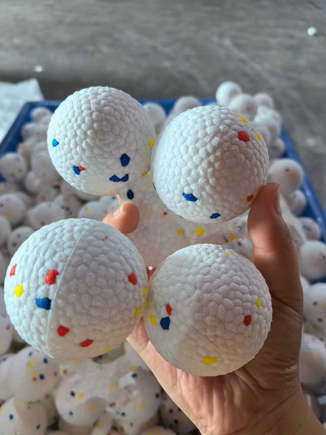 什么材料能弹起硬币、耐狗啃、还让跑鞋寿命翻倍?